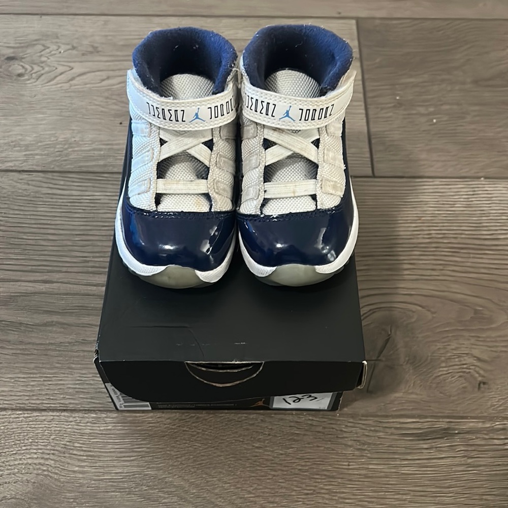 Air Jordan 11 Retro Bt Size 7c Navy Blue & White